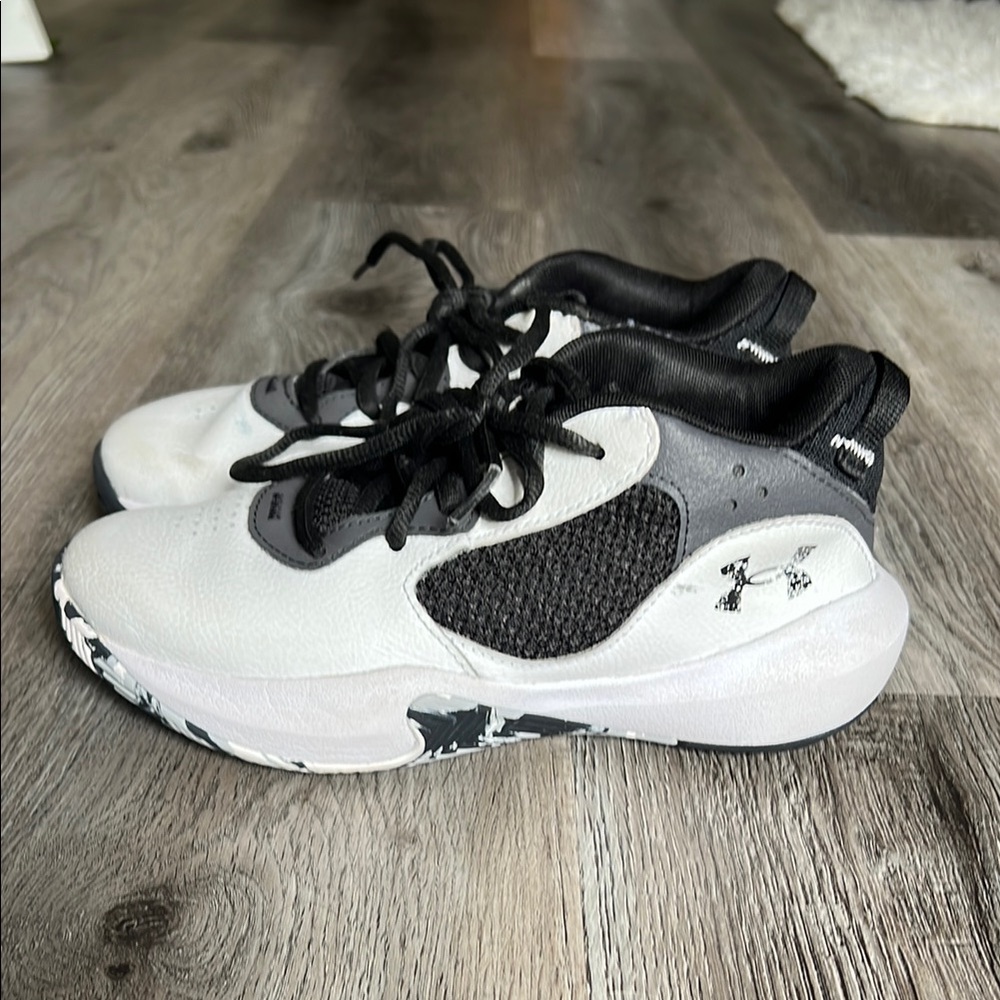 Under Armour Black and White Basketball/Volleyball Shoes Size 2 - Girls or Boys